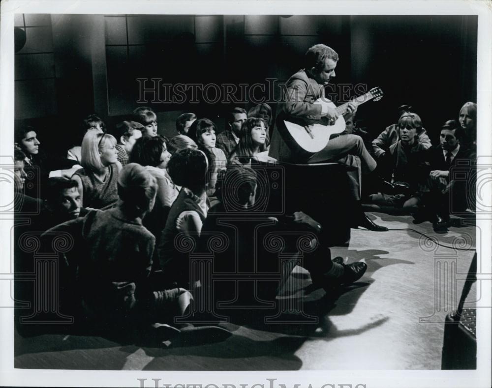 Press Photo Lloyd Thaxton Entertainer and Television hosts - RSL67883 - Historic Images