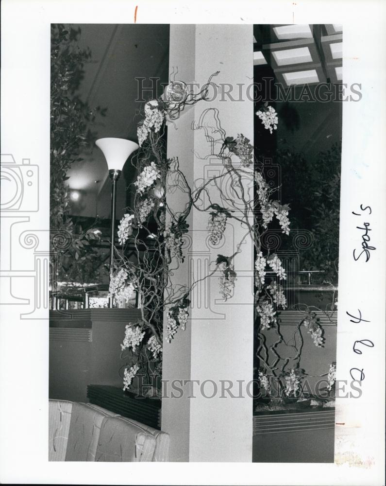 1983 Press Photo Silk Flowers decorated at Spoto&#39;s Restaurant at Clearwater - Historic Images