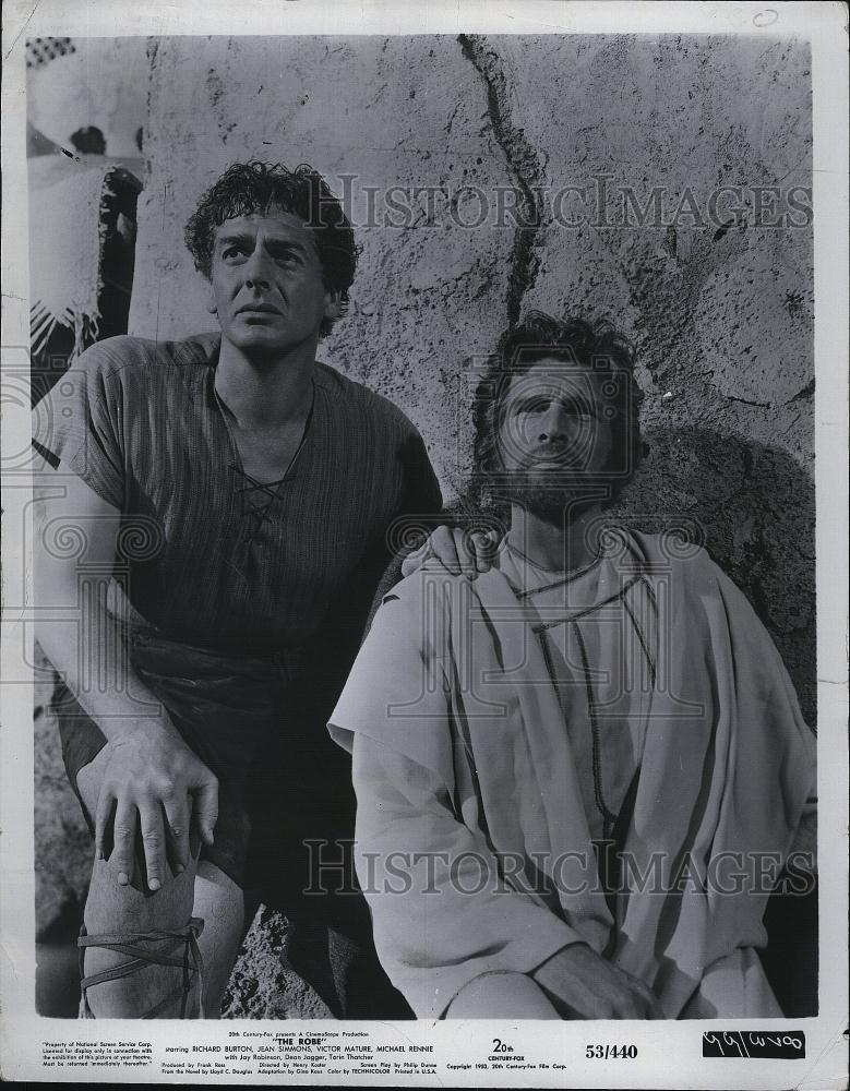 1953 Press Photo Actors Victor Mature &amp; Michael Rennie star in &quot;The Robe&quot; - Historic Images