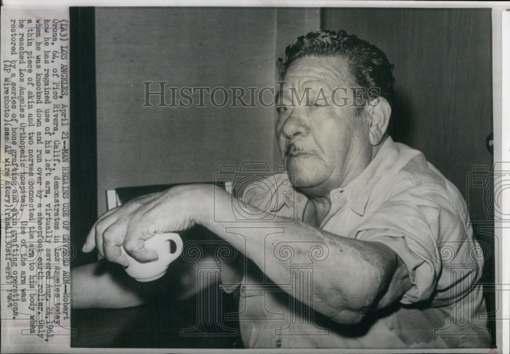 1965 Press Photo Robert Orona demonstrates his regained use of left arm - Historic Images