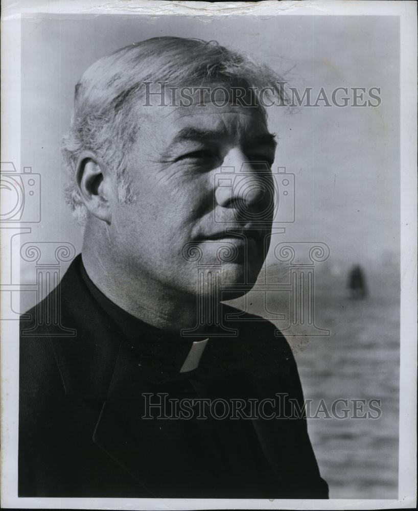 1971 Press Photo George Kennedy played as priest in Sarge The Badge of the Cross - Historic Images