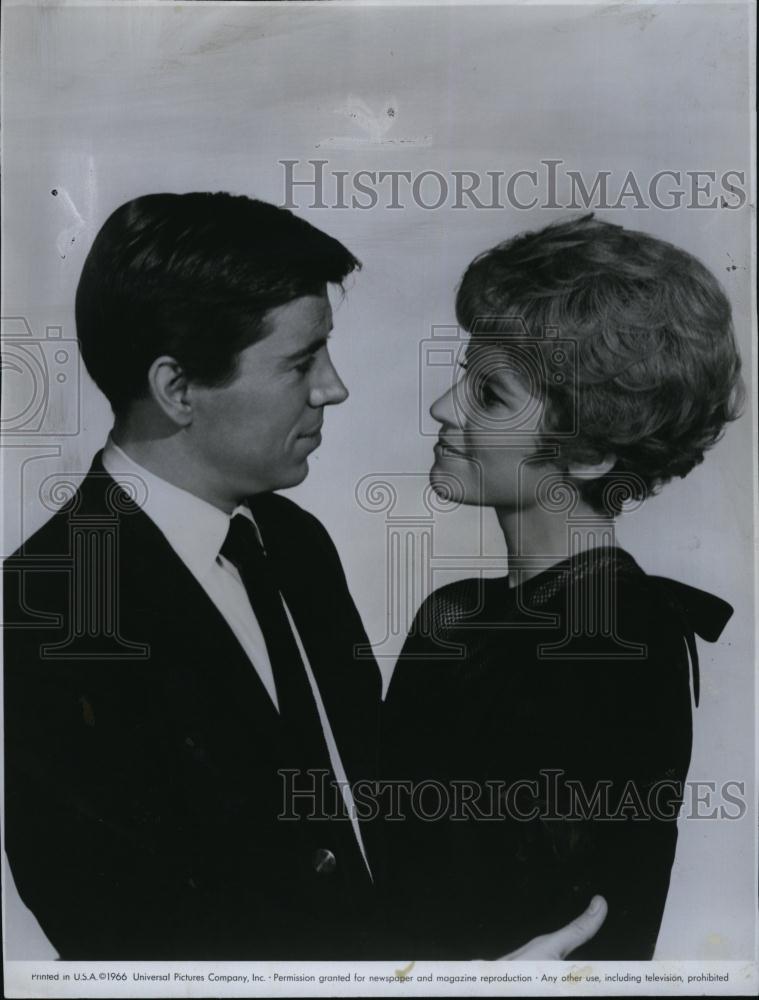 1966 Press Photo Actor Brian Bedford with unknown woman - RSL84135 - Historic Images