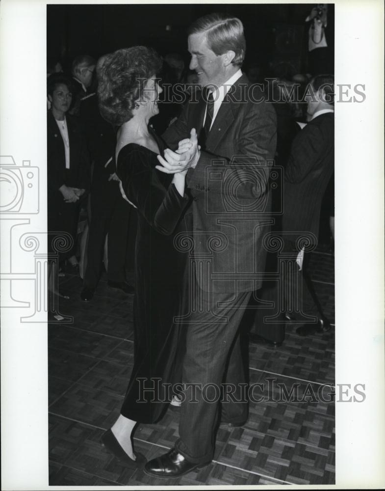 1990 Press Photo Governor William Weld Dancing With Wife Susan Inaugural Ball - Historic Images