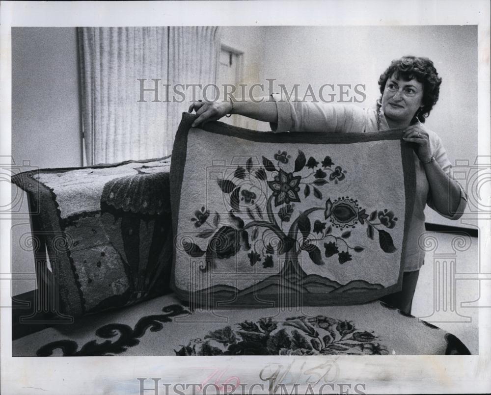 1983 Press Photo Rug Maker Sarah Paddock holds up one of the rugs she made - Historic Images