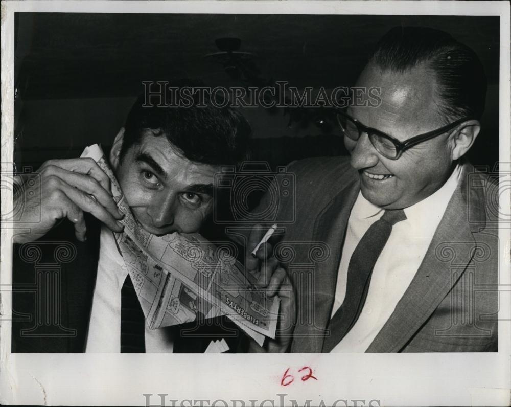 1966 Press Photo Joe Tonelli, News Art, Ray Helle, Cartoonist, The Flibbertys - Historic Images