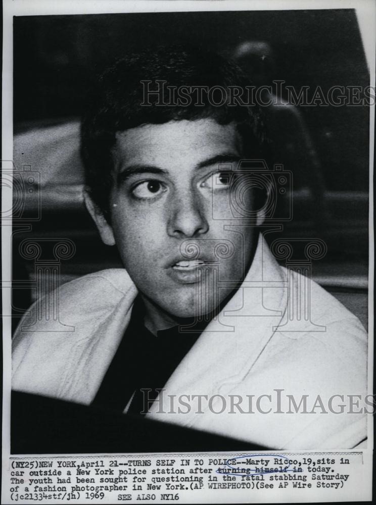 1969 Press Photo Marty Ricco Sitting Outside Police Station Turning Himself In - Historic Images