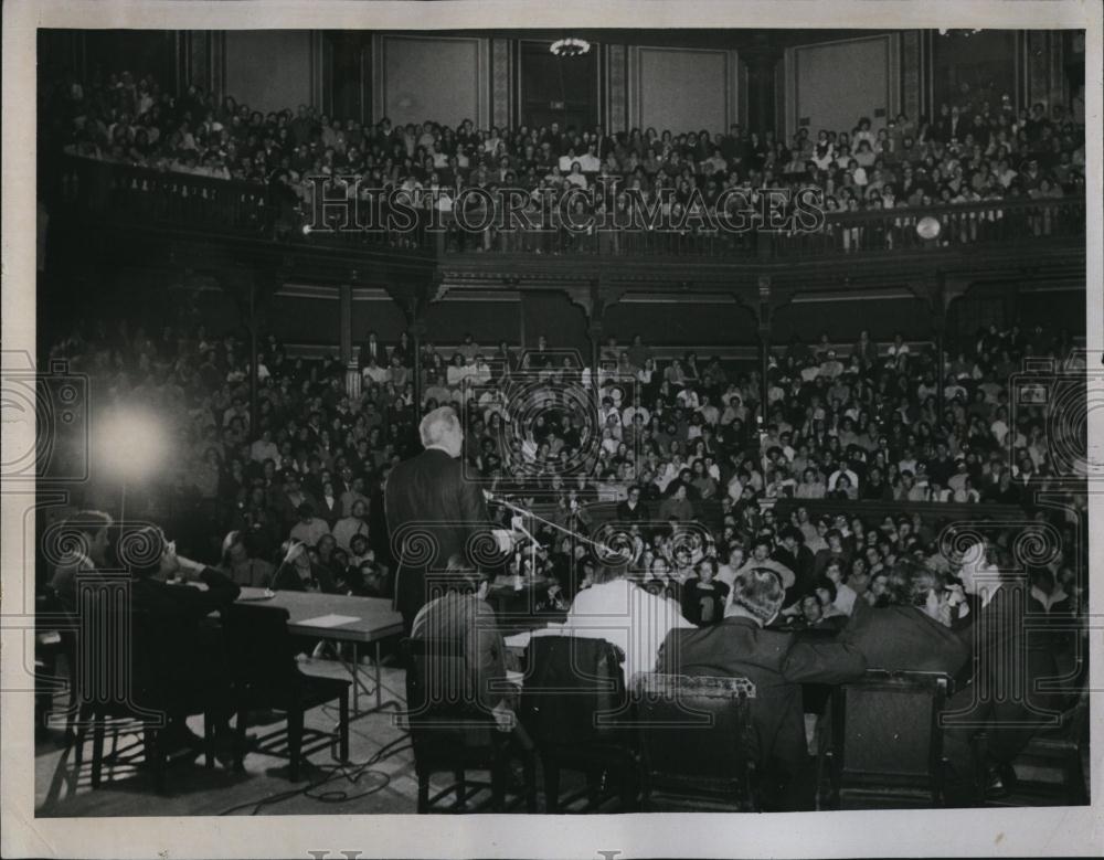 1971 Press Photo US Senator Eugene McCarthy addresses youngsters at Teach In - Historic Images