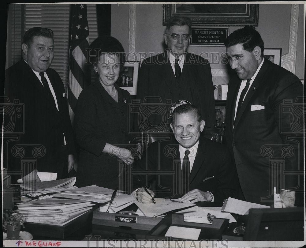 1975 Press Photo Mass Gov J Volpe,Rep McGuane,Mrs Nagle, Frost,Rep Khachadoorian - Historic Images