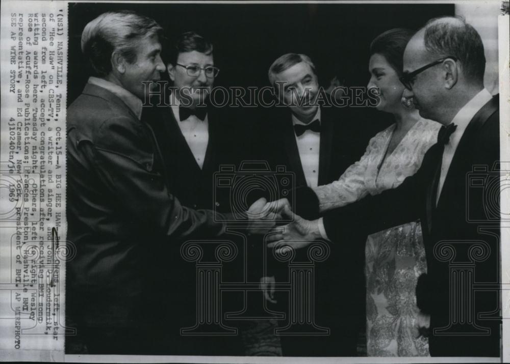 1969 Press Photo Buck Owens star of Hee Haw received BMI song writing award - Historic Images