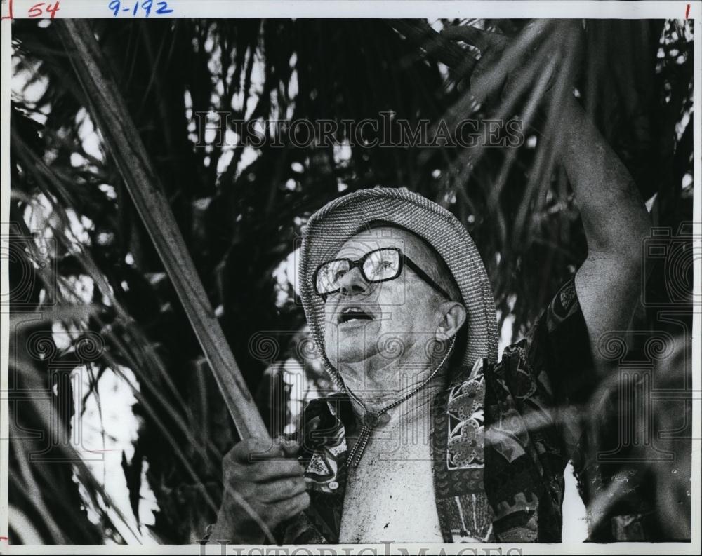 1983 Press Photo Don Walker Resident Gardner at Carleton Towers - RSL97957 - Historic Images