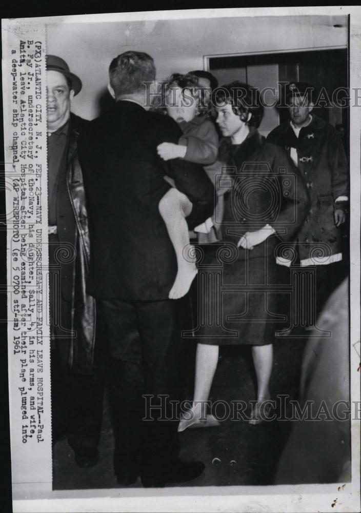 1961 Press Photo Navy Undersecretary Paul BFay Jr and family leave hospital - Historic Images