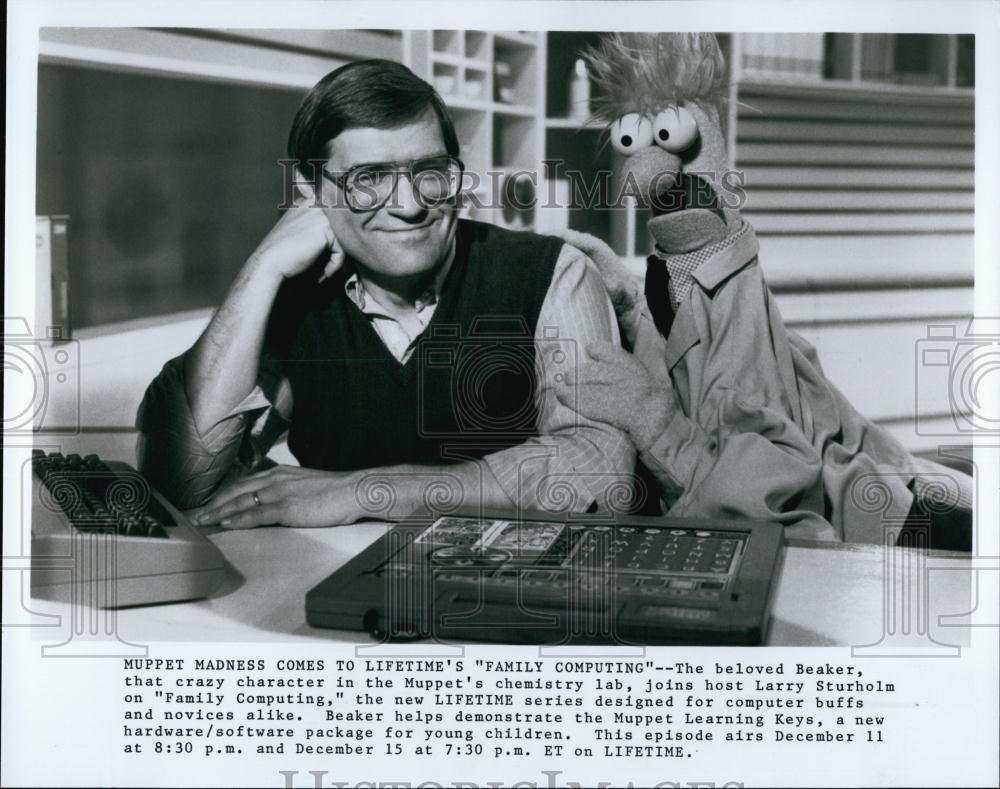 Press Photo TV Host Larry Sturholm with Muppets in &quot;Family Computing&quot; - Historic Images