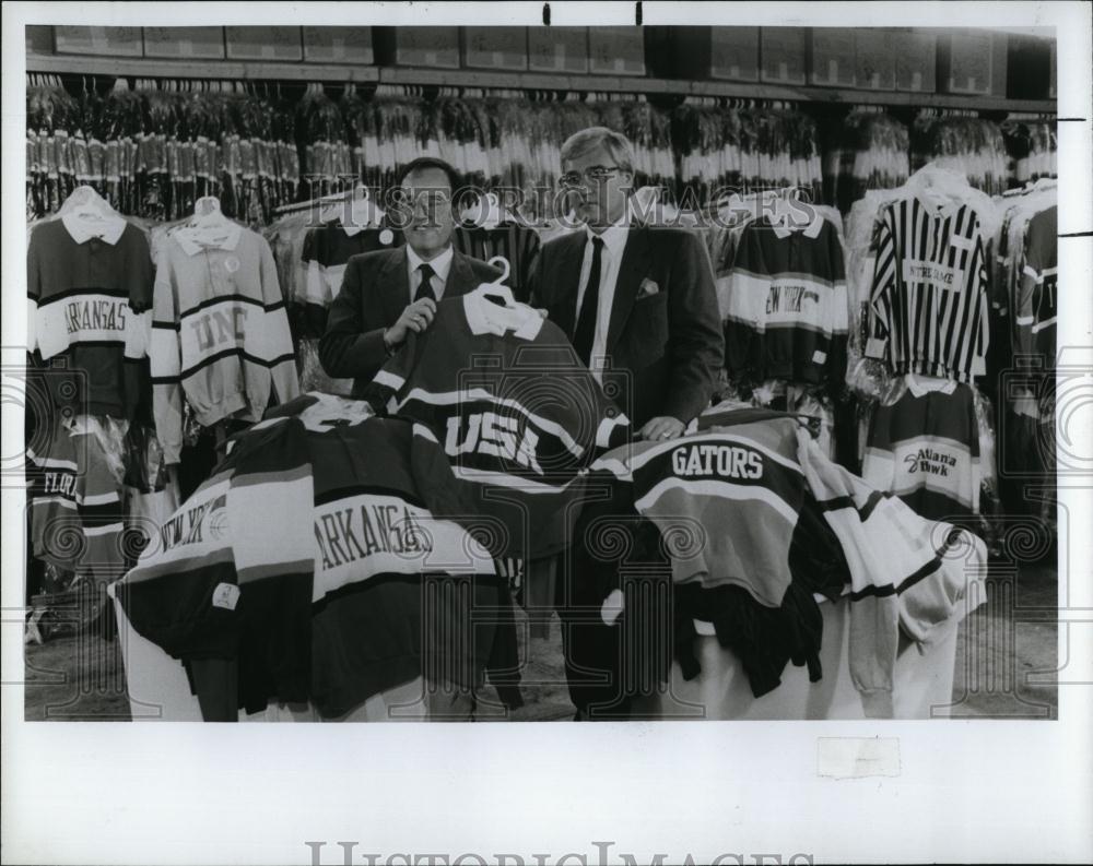 1990 Press Photo Richard EJacobson, Chair of Nutmeg and Richard Jacobson - Historic Images