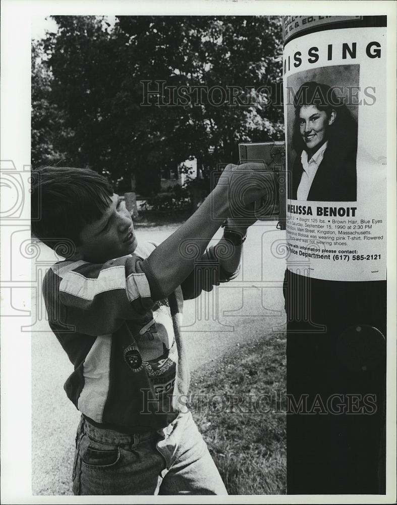 Press Photo Boy Posting Signs for Boston Missing Person Melissa Benoit - Historic Images