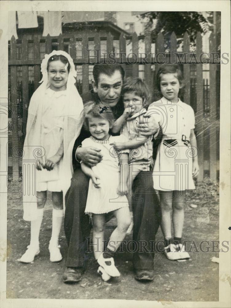 1941 Press Photo James Schiller and Children at Home - RSL01033 - Historic Images