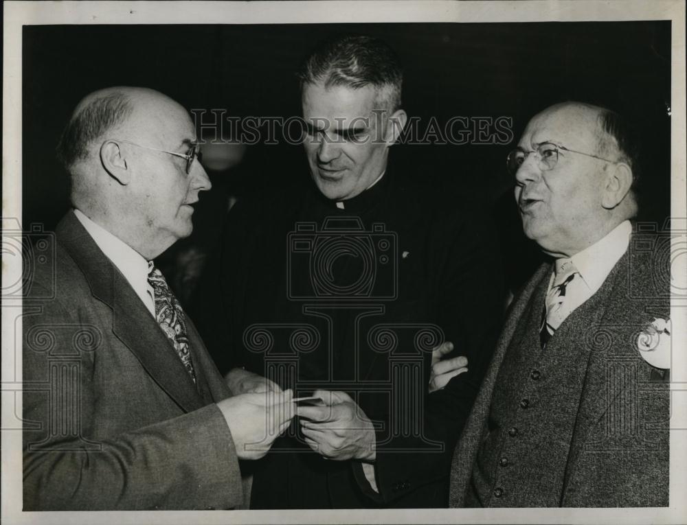 1949 Press Photo RevLaurence Brock SJat Chaplin Boston City Hospital - Historic Images