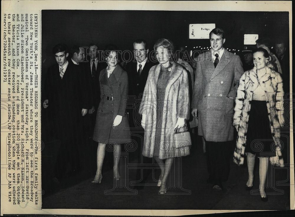 1971 Press Photo Richard Nixon and family in New York to see Broadway musical - Historic Images