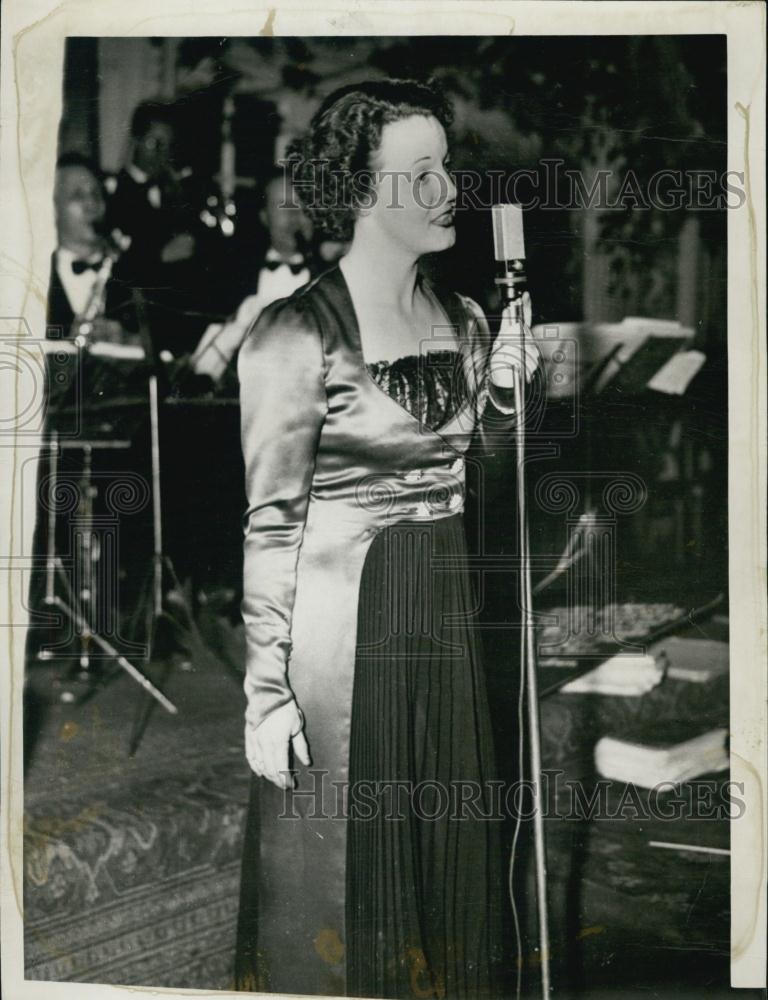 1953 Press Photo Singer Mrs Frances Cove Walton Singing At Party - RSL01063 - Historic Images