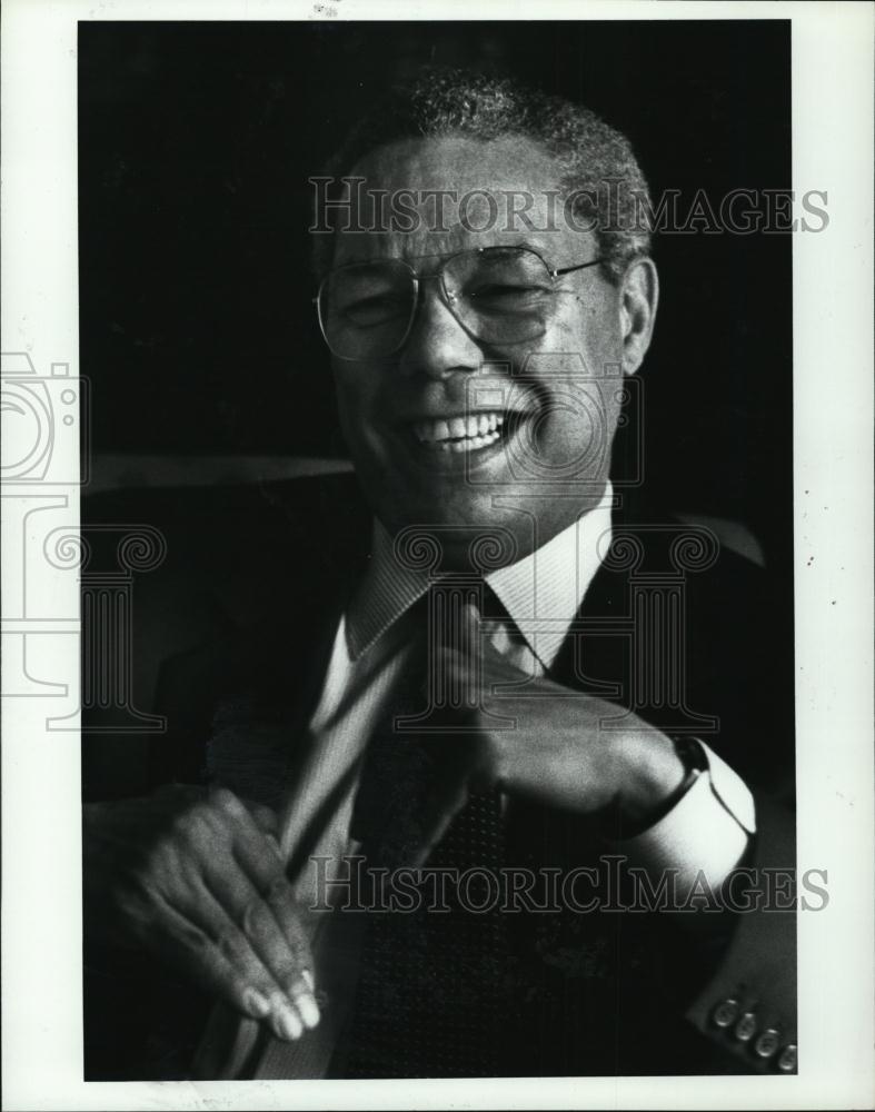 1995 Press Photo General Colin Powell speaks to reporter from Boston Herald - Historic Images