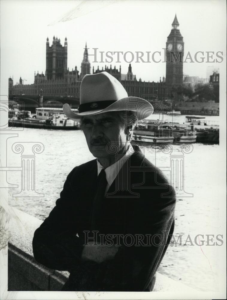 1990 Press Photo Return Of Sam McCloud Film Actor Dennis Weaver London Scene - Historic Images