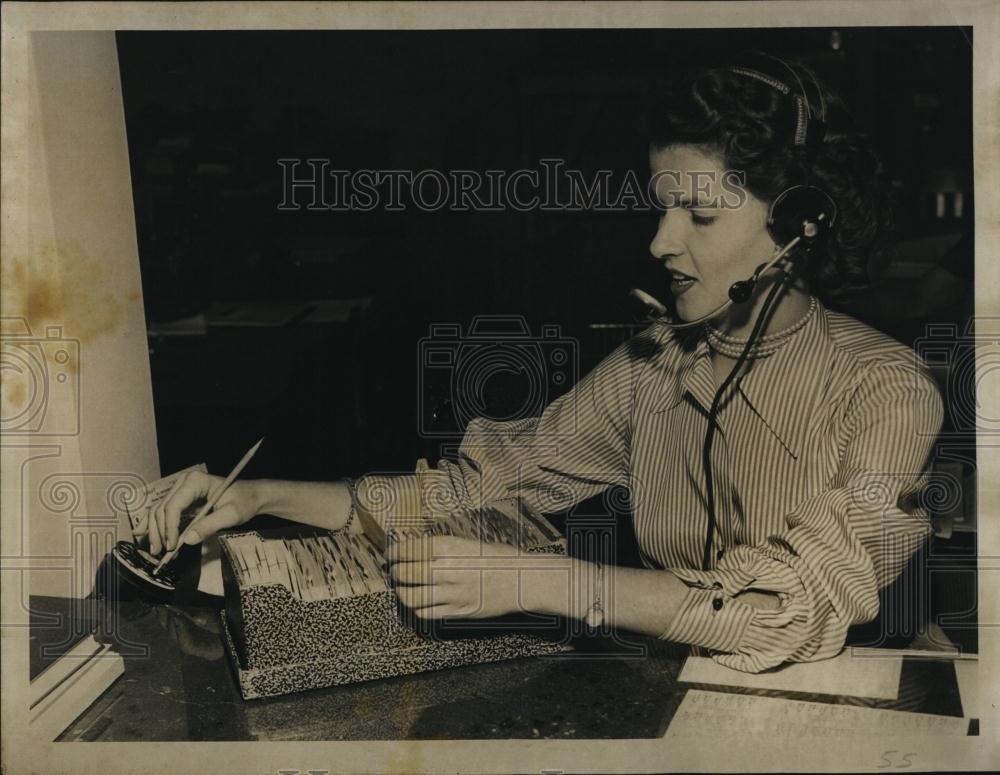 1952 Press Photo Betty Willard Classified Newspaper Staffer - RSL98121 - Historic Images