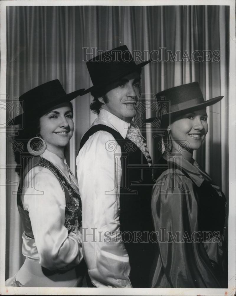 1974 Press Photo Vactional Expo Adria Elena &amp; Alvaro Ana - RSL93203 - Historic Images