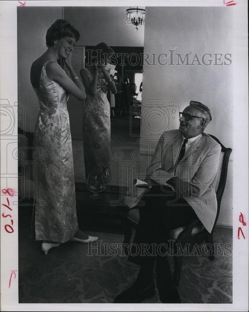 1966 Press Photo Susan Robertson &amp; Father Dick Robertson In Formal Gown - Historic Images