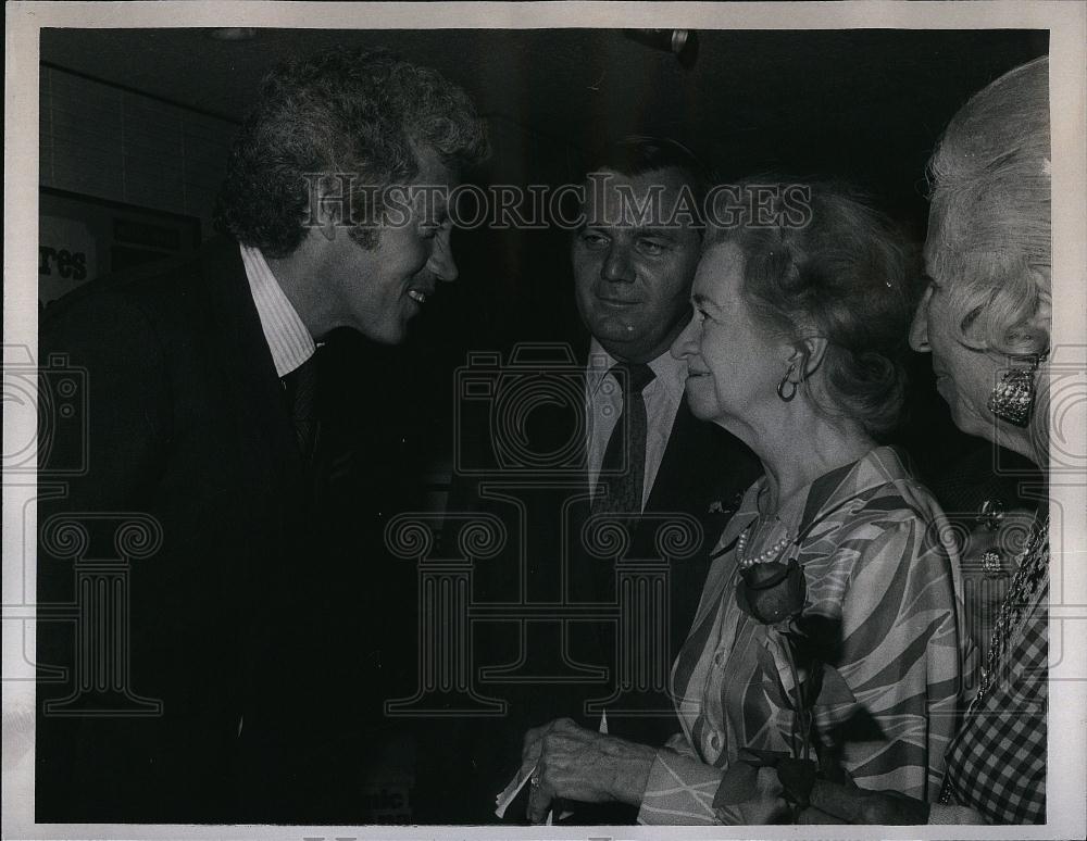 1971 Press Photo &quot;Clay Pigeon&quot; star Tom Stern greeting film critic Peggy Doyle - Historic Images