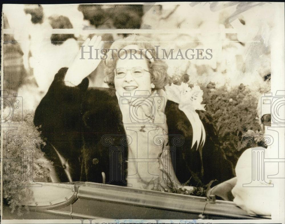 1976 Press Photo Kate Smith Waves To Crowd During Rose Parade - RSL05313 - Historic Images