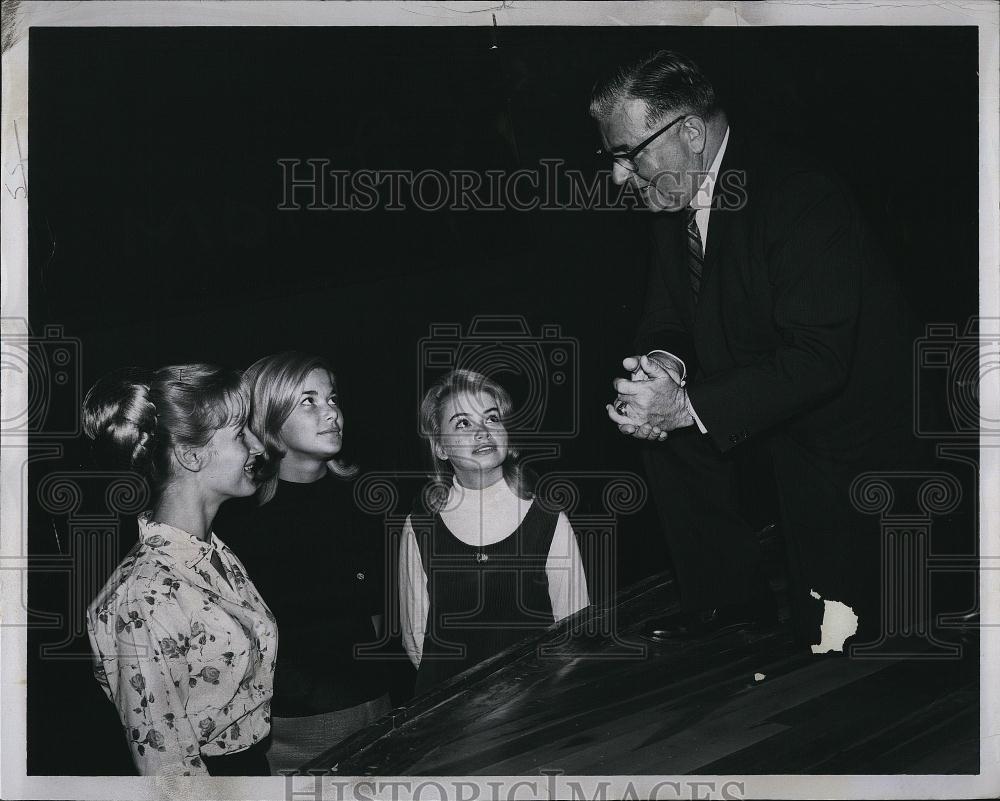 1966 Press Photo Dr Asa Knowles President of Northeastern University - RSL85129 - Historic Images