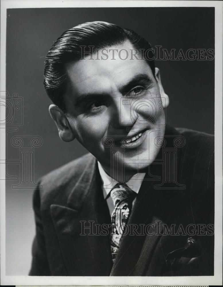 1945 Press Photo Bob Hawk for CBS radio program &quot;We The People&quot; - RSL45859 - Historic Images