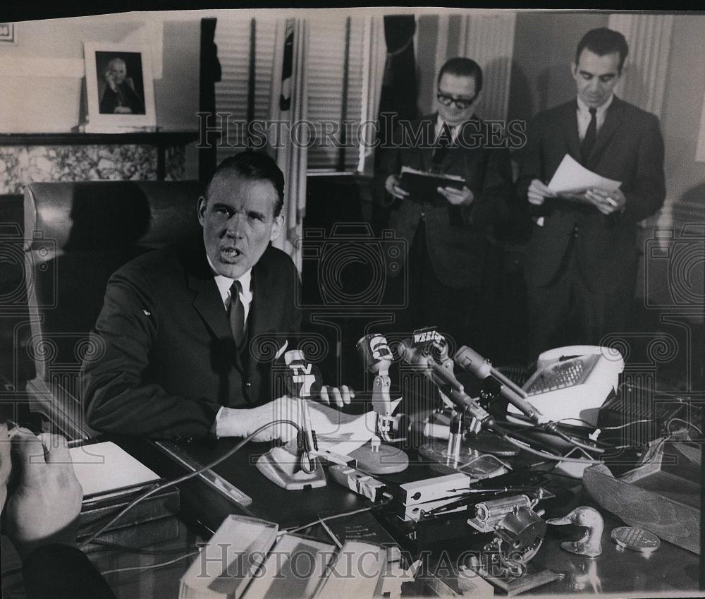 1969 Press Photo Mass Gov Francis Sargent at work in his office - RSL90571 - Historic Images