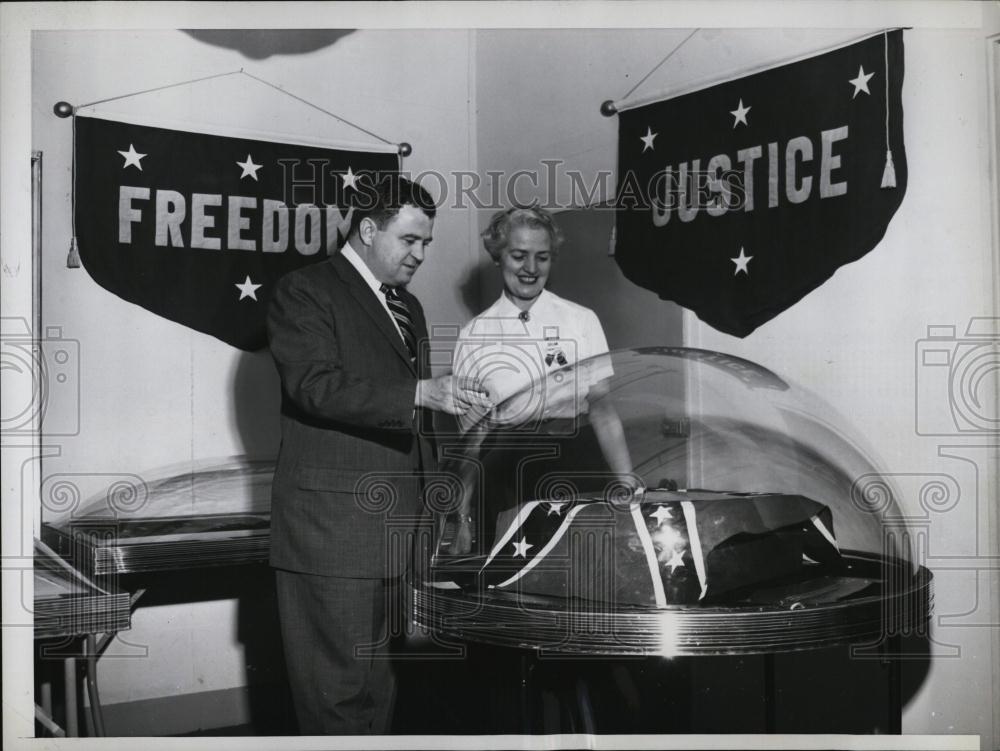 1956 Press Photo Arthur J Mitton, Jr &amp; Mrs Leslie T Jones View NY Exhibit - Historic Images