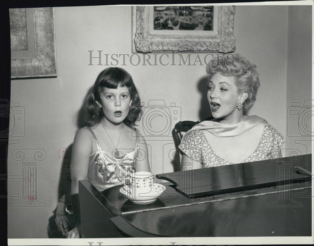 1954 Press Photo actress Ann Sothern and daughter, Patricia, singing a duet - Historic Images