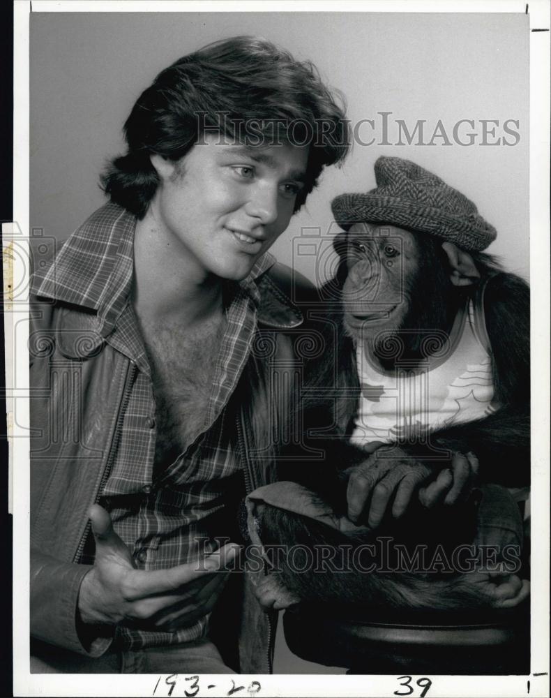 1979 Press Photo Greg Evigan, Sam the Chimp 