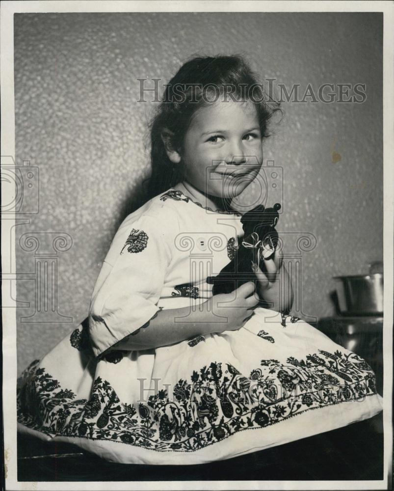 1958 Press Photo Monique Scheuer, disfigured by dog bite - RSL00857 - Historic Images