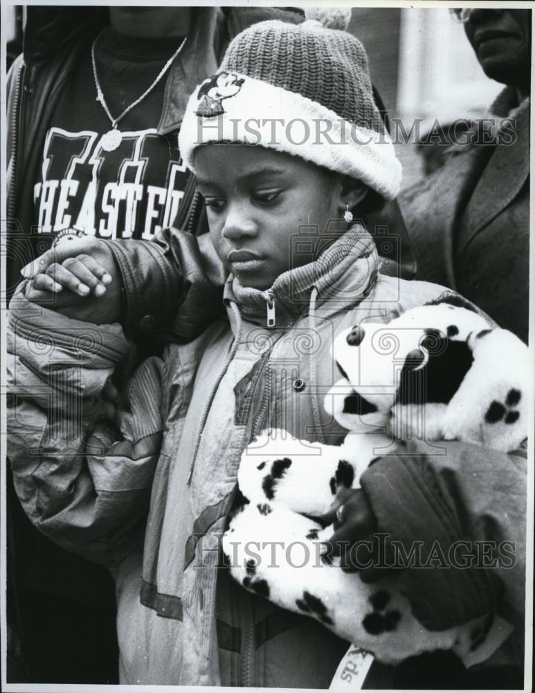 1995 Press Photo Marie Joujoute Holds Relatives Hand Outside Courthouse - Historic Images