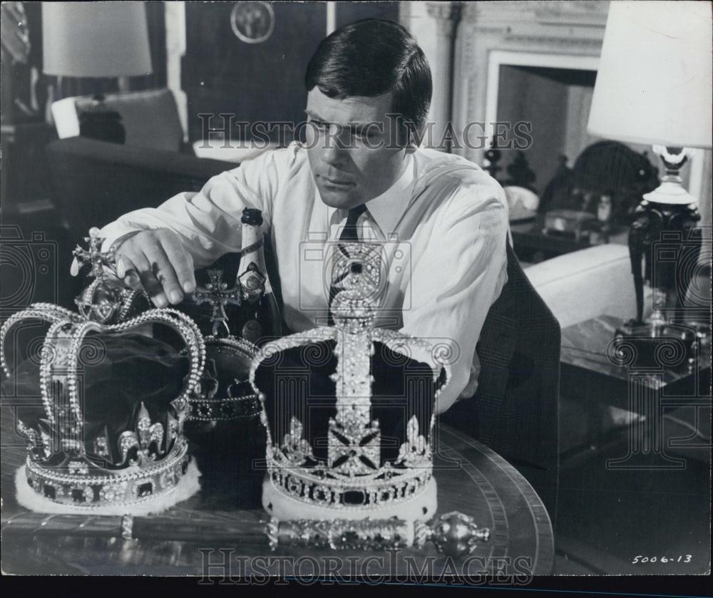 1967 Press Photo Film&quot; The Jokers&quot; stars Oliver Reed - RSL05881 - Historic Images