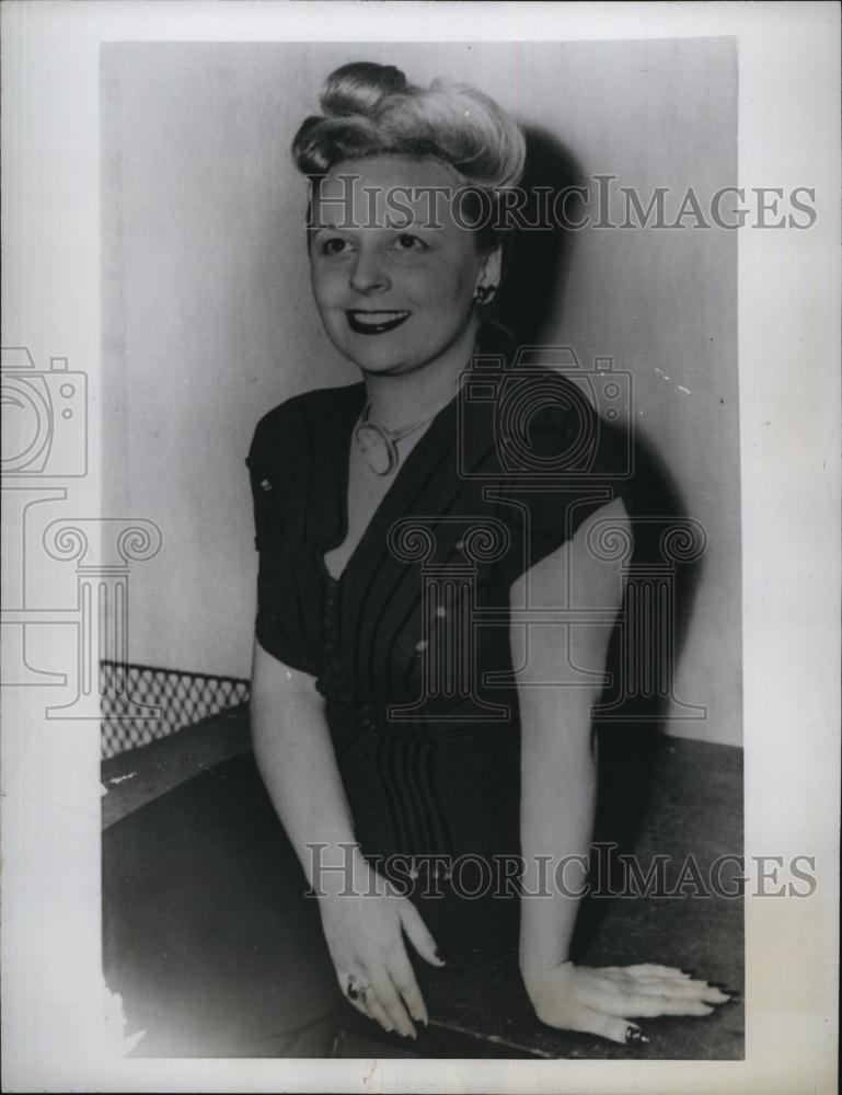 1946 Press Photo Mary Ann Bringhurst, French Interpreter, Sues George C Pitzer - Historic Images