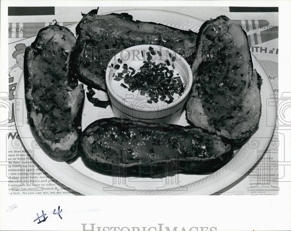 1980 Press Photo Restaurant Tater Juncion Potato Skins with cheese sauce - Historic Images