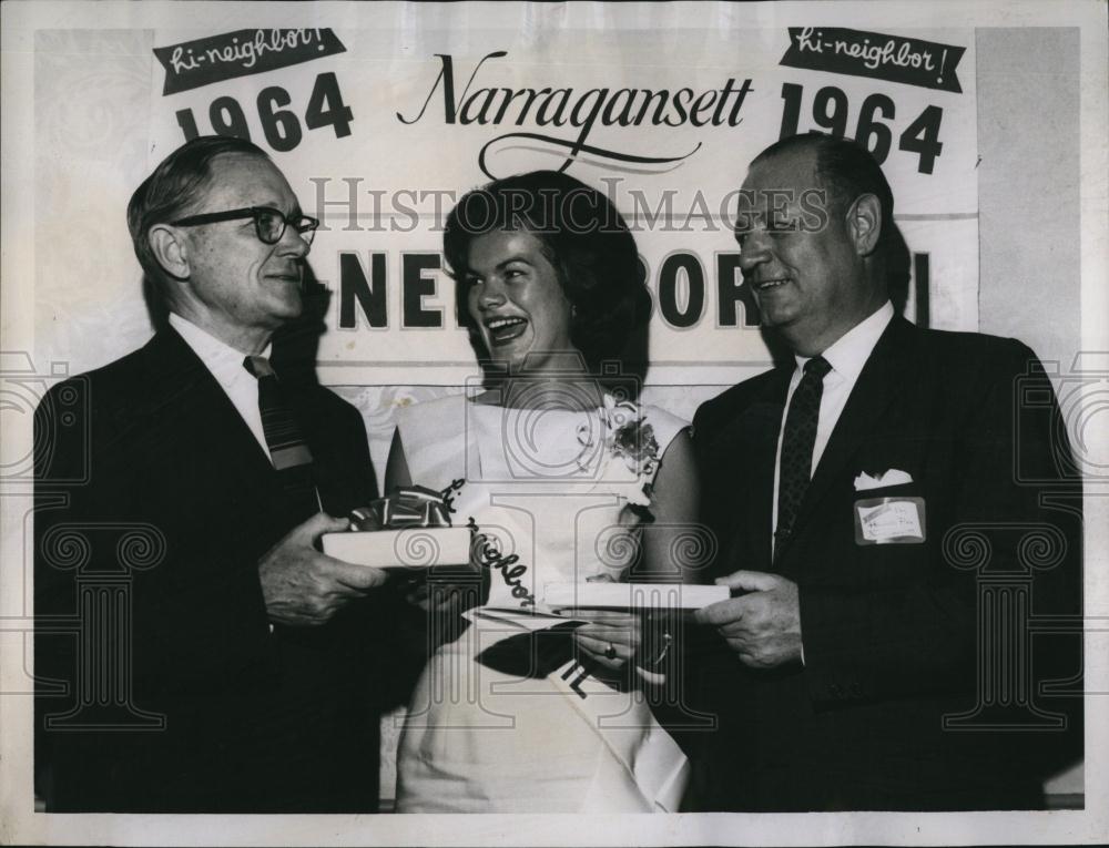 1964 Press Photo Gretchen Backes awarded as Greater Boston Hi Neighbor Girl - Historic Images