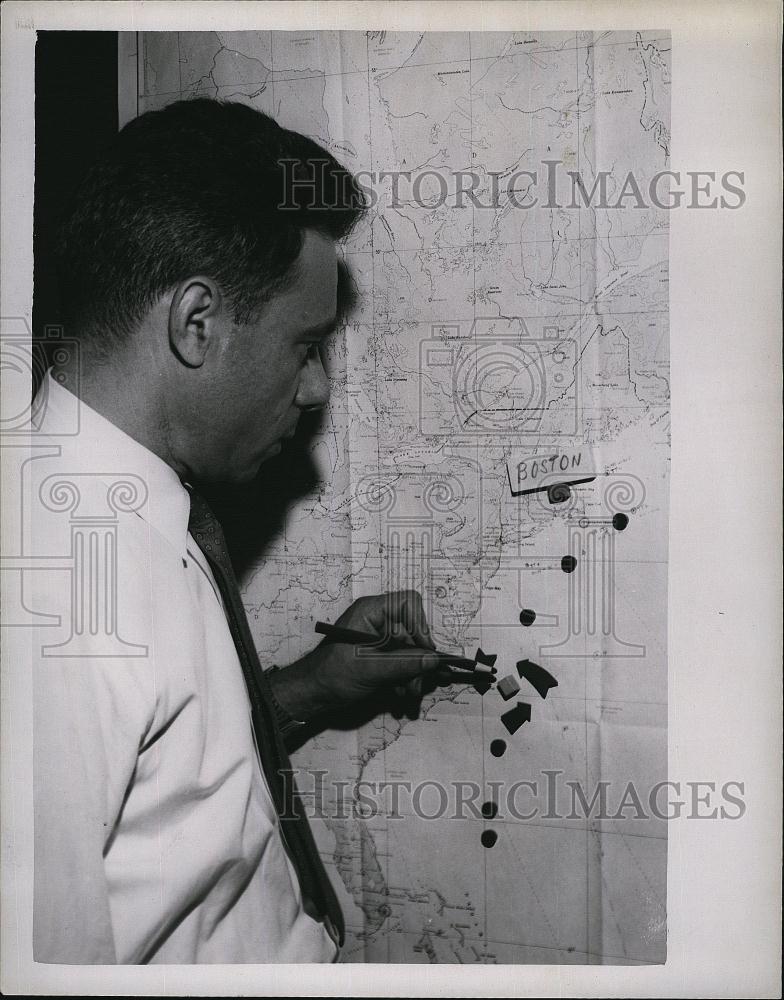 1958 Press Photo Samuel Penn research forecaster weather bureau Logan airport - Historic Images