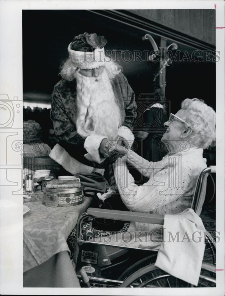 1974 Press Photo Christmas Party at Careless Navigator for elderly - RSL62495 - Historic Images