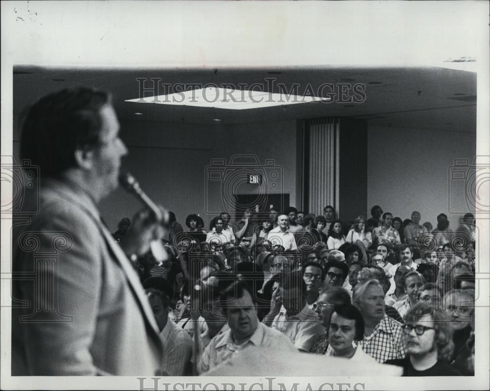 1977 Press Photo Teacher Union President Henry Robinson Tells Members Contract - Historic Images