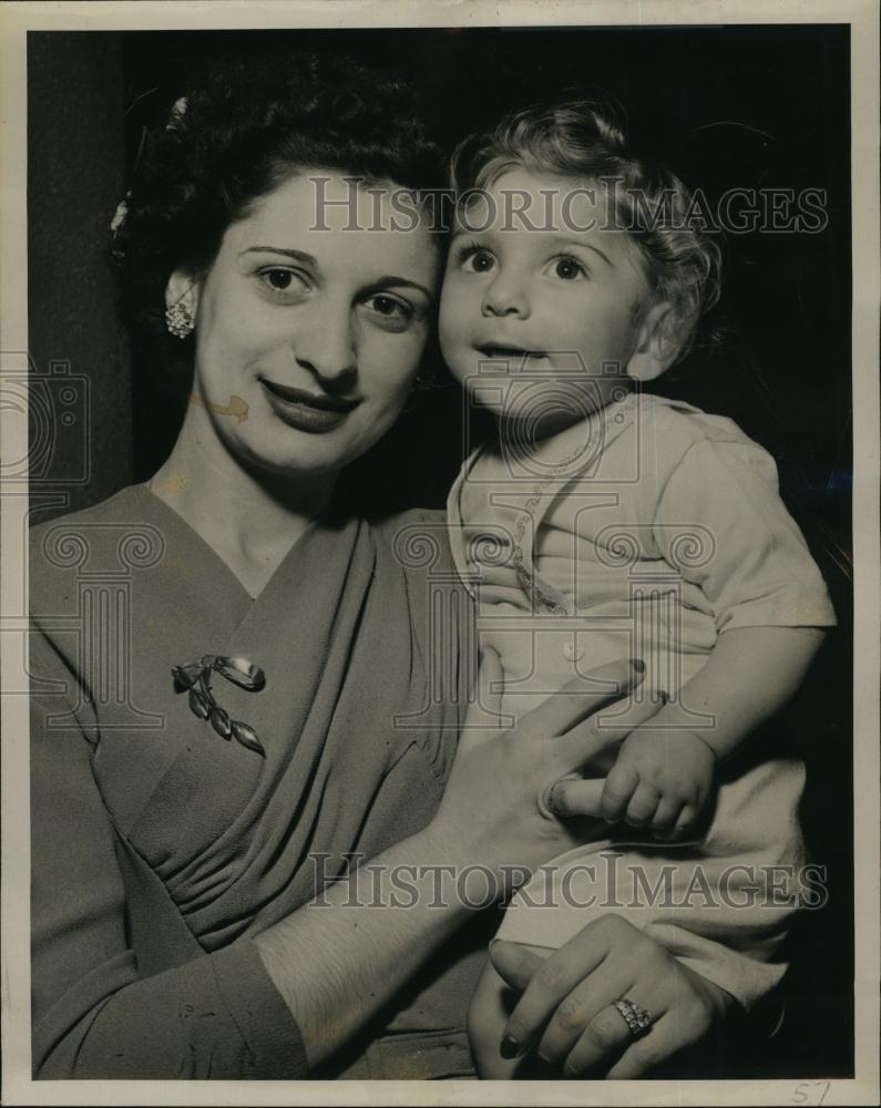 1945 Press Photo Maurice Martin Zelta with his Mother, Son of Cpl Joseph Zelta - Historic Images