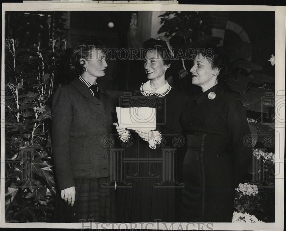 1956 Press Photo Friends of Music Committee at Garden Museum - RSL08477 - Historic Images