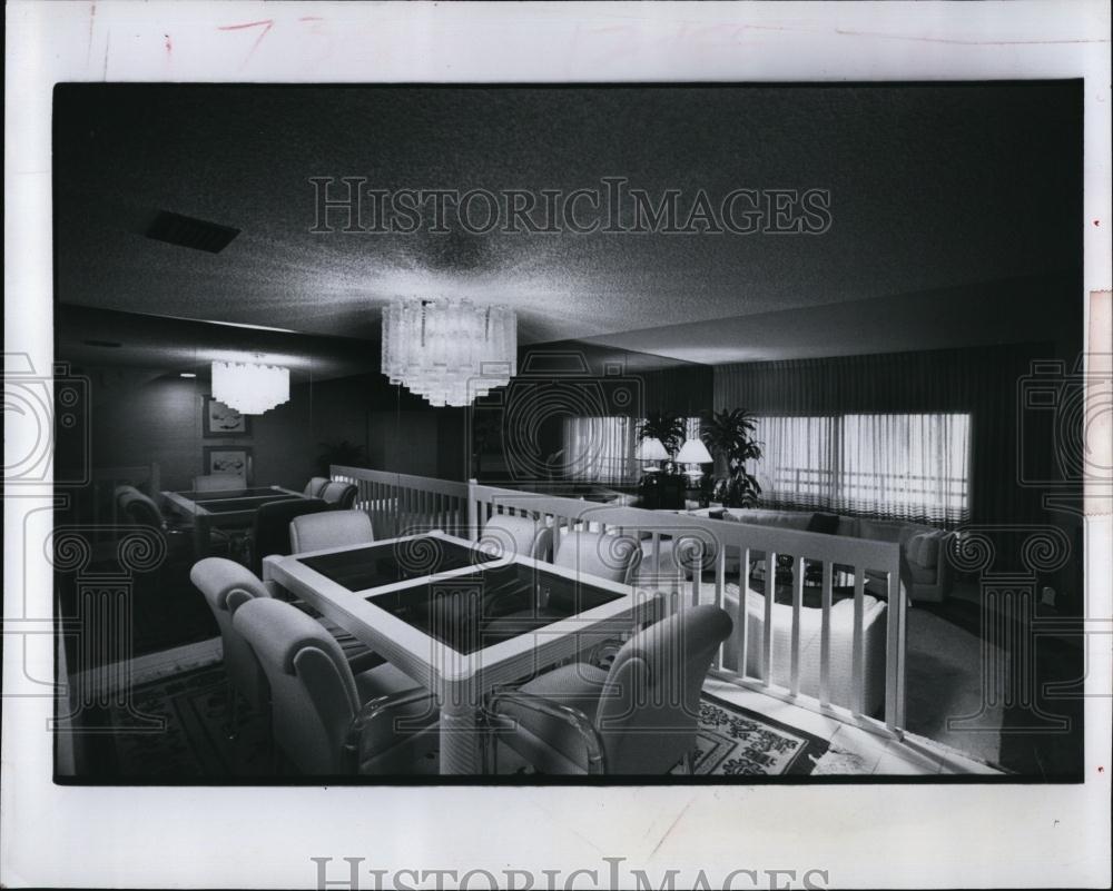 1982 Press Photo Mirrored Wall, Dining Room, Townhome, Charlotte Rivenbark - Historic Images
