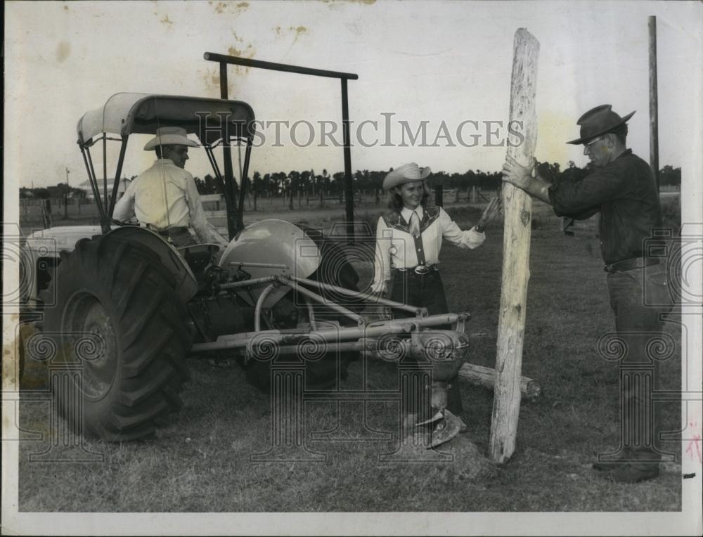 1955 Press Photo Lois and Tex Putting up a new Fence post on the Farm - Historic Images