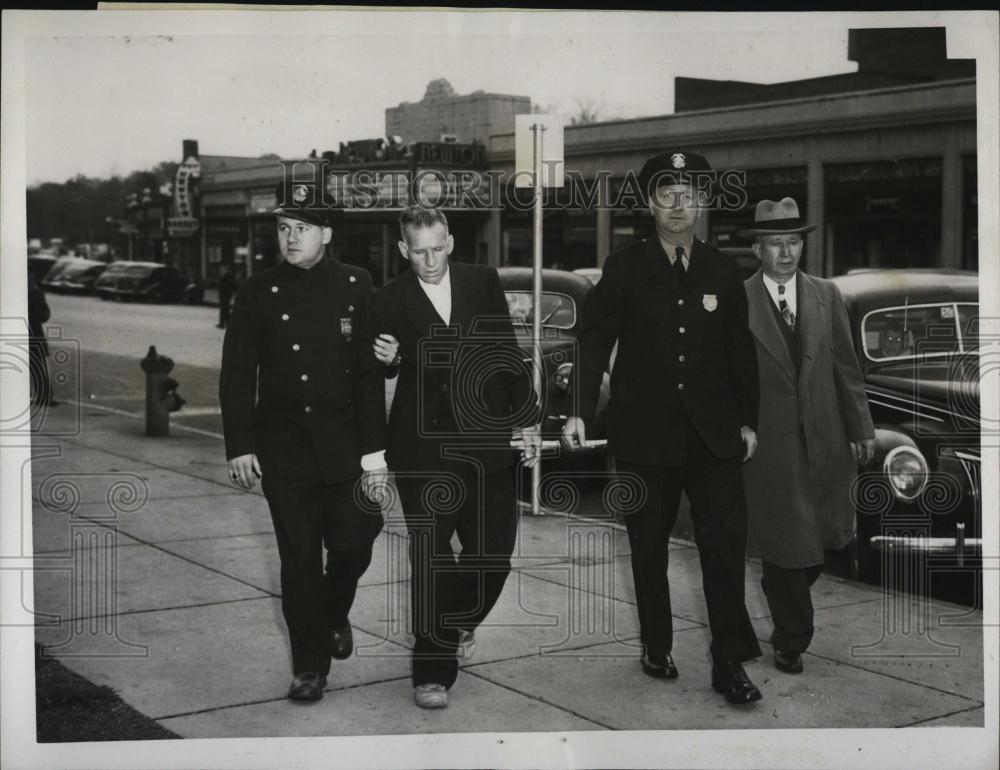 1947 Press Photo Accused Fiore D&#39;Antonio And Police Officers Martin Daley And - Historic Images