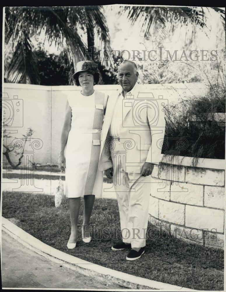 1963 Press Photo Mr & Mrs Newton Walzer on Vacation - RSL03245 - Historic Images